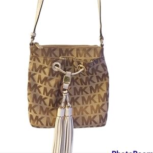 Michael Kors Camden Tassel Drawstring Crossbody Signature Jacquard Leath…